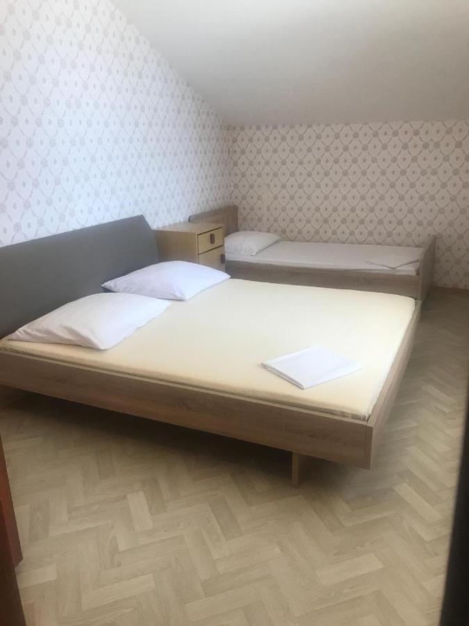 Big 4-Bedroom Apartment Perica, ポドストラナ エクステリア 写真